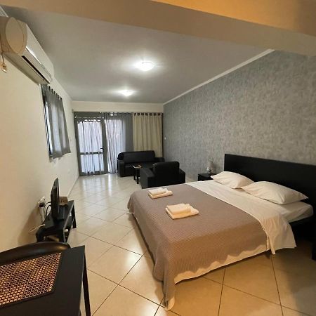 Avr Airport Deluxe Suites 4 Markópoulon Buitenkant foto
