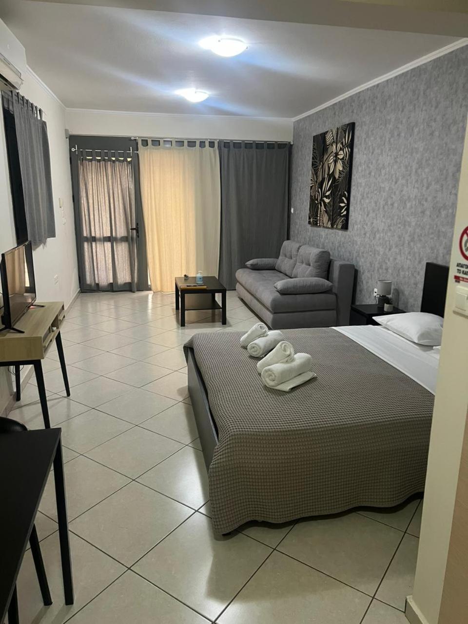 Avr Airport Deluxe Suites 4 Markópoulon Buitenkant foto