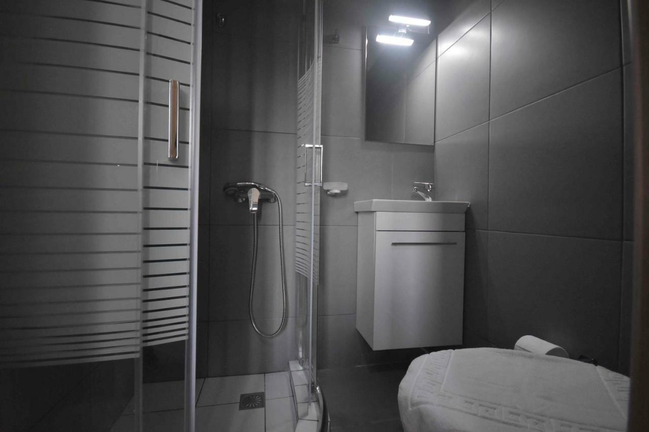 Avr Airport Deluxe Suites 4 Markópoulon Buitenkant foto